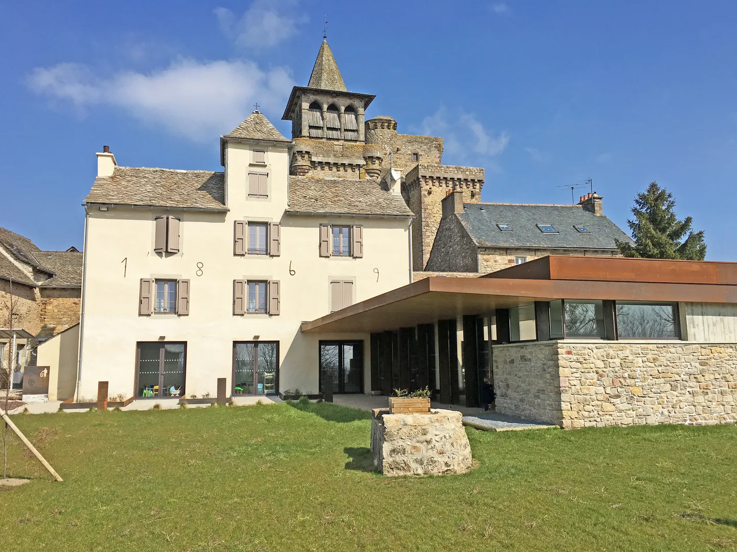 Rénovation du presbytère en logements sociaux et salles communales - Sainte-Radegonde (12) - Commune de Sainte-Radegonde et Polygone